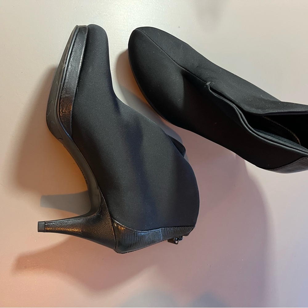 Bandolino Black Heeled Boots Sleek Minimalist Design